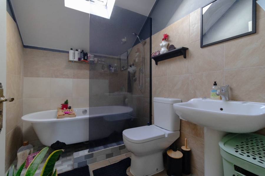 6 Bedroom Property for Sale in Sandbaai Western Cape
